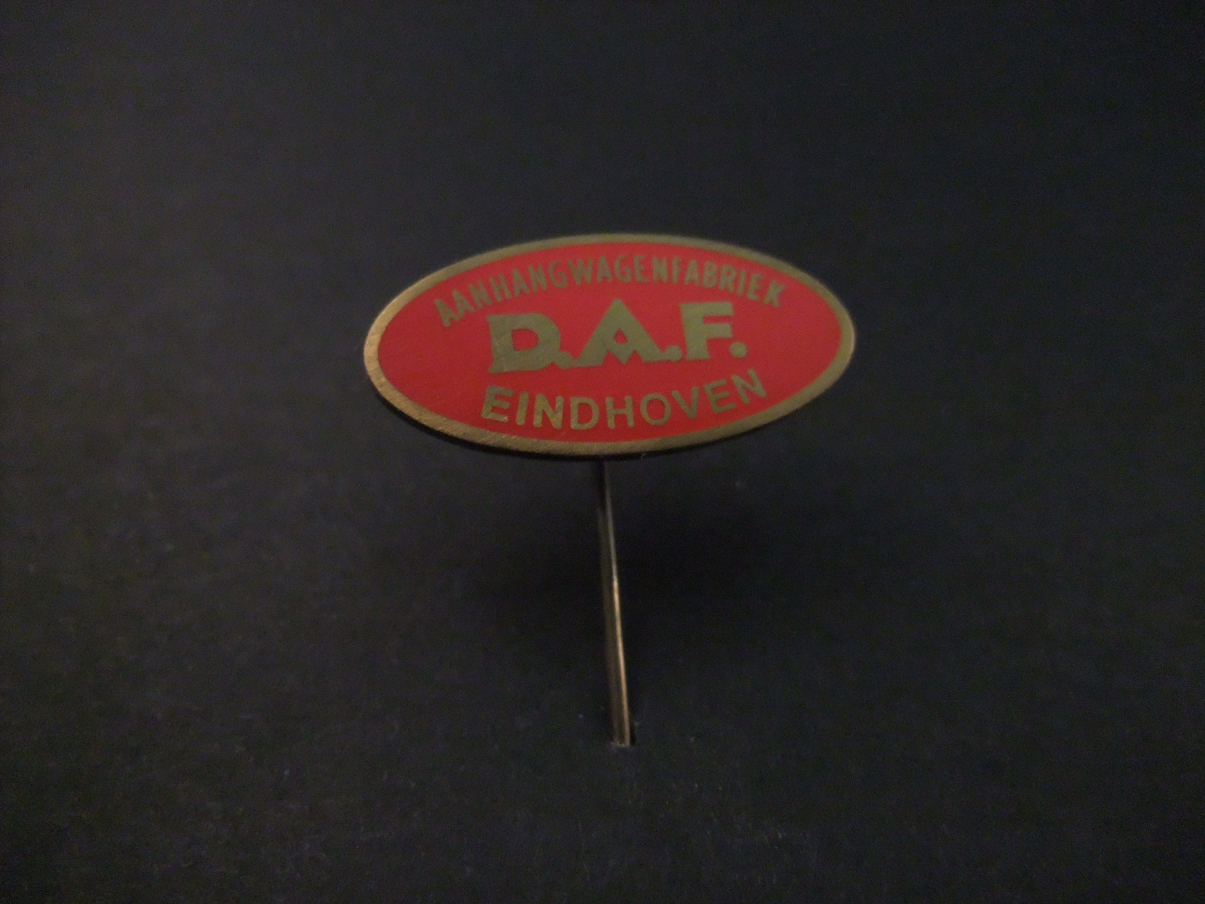 DAF ( Van Doorne Aanhangwagen Fabriek) ,Eindhoven rood-goudkleurig emaille uitvoering